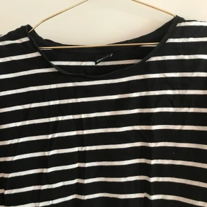 Randig tröja  - Randig tröja i storlek XS. Frakt ingår i priset 🖤🤍