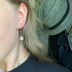 Pärlörhängen  - Örhängen med vita/rosa skimrande pärlor! 