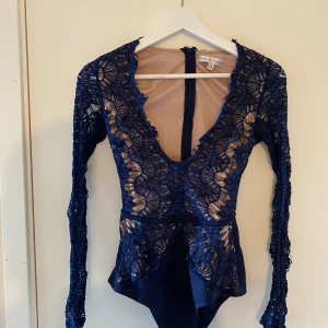 Body - Body från rare London. Super fin, älskar den men tyvärr för liten nu :( genomskinlig spets i armarna, vid kroppen är det spets med nudefärgat tyg under. Köpare står för frakt  