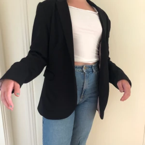Oversized kavaj - Svart klassisk kavaj/blazer från hm. Vet ej storlek men den passar både större och mindre beroende på vilken passform man vill ha, men det är en oversized modell. Kan användas som både utomhusplagg och inomhus. 100kr+frakt💕