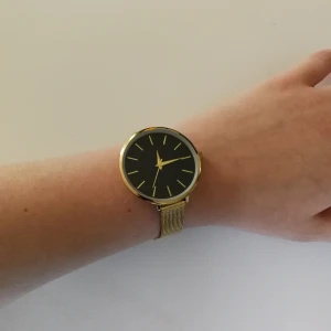 Guldfärgad klocka - Fin klocka från H&M i gott skick. Frakt ingår i priset. 