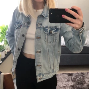 Levis jeansjacka - Superfin Levis jeansjacka som tyvärr inte kommer till användning. Nypris 1200kr