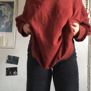 Svarta corduroy byxor  - Skit sköna raka corduroy byxor som varit mina favoriter super länge, men som tyvärr blivit lite för små. De är löst sittande byxor som är raka i benen. Köparen står för frakt💚