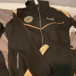 Armani dress - Använd Max 3 gånger! Storlek L, väldigt unik inte sålts många av denna modell samt säljes ej längre!