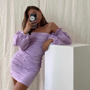 Gina klänning storlek 38 - Super fin offshoulder kläning💕☀️ bara använd en gång. Ord pris 500 säljer för 250kr.  