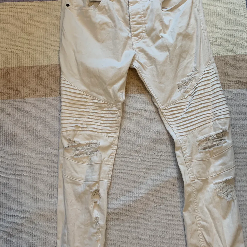 Snygga vita jeans från H&M med detaljer på benen och avklippta där nere för lite snyggare look⚡️. Jeans & Byxor.