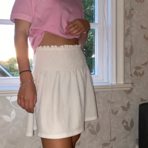 Kjol - Knappt använd sommarkjol. Köpt för ca 300kr säljer för 50kr.