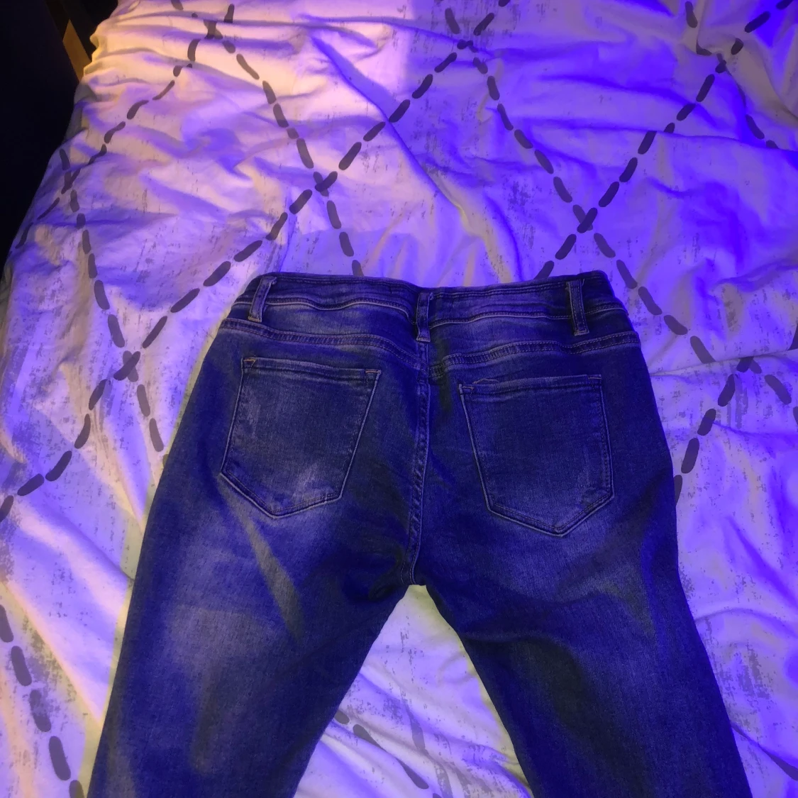 Jeans med hål  - 90