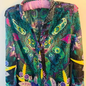Snygg Desigual skjorta - Jättefin grön / flerfärgad skjorta i nyskick. Kraget är avtagbar med knappar. Fina Desigual kännetecknande ”byta” mönster .  Str. S skulle passa på M också.  Material : polyamid blandad med silke. Jättetunn skön skjorta. Hel och ren, inga defekter. Sparsamt använd.
