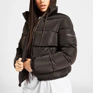 Pufferjacket jacka vinterjacka  - Skit fet pufferjacka som är helt oanvänd, prislappar kvar. Säljes pga dubbelköp Storlek xxs/xs. 