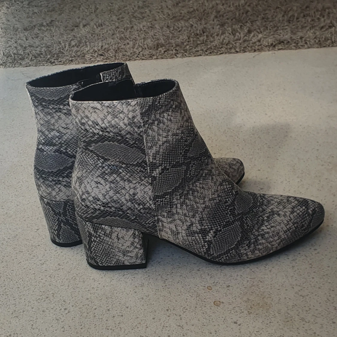 boots med ormskinnsmönster - 91