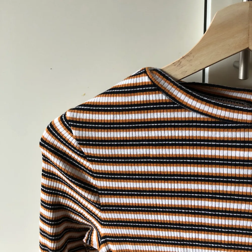 En randig tröja med långa ärmar från HM. Orange/vit/svart. Knappt använd. Storlek S 🥰. Toppar.