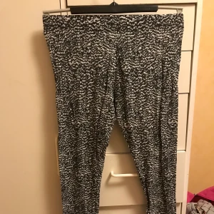Svartvita tights från H/M - Tights från H&M, strl M använda en gång. Kan has till kjol eller klänning, eller ensamma🖤 väldigt strechiga (frakt ingår ej)