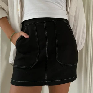 Kjol  - Säljer denna jätte fin kjolen i ett grövre material (liknande ull). Den kommer tyvärr inte till användning och är bara använd ett fåtal gånger. Bra skick och passar perfekt till höstmodet. Frakt ingår 💗