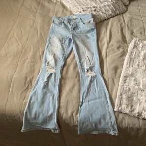Jeans, storlek S - Säljer mina utsvängda byxor från Gina tricot. Dessa är helt oanvända endast testade. Säljer Pga att dom är lite korta i benen på mig💕 nypris är 400 men mitt start pris är på 200, men ni får buda