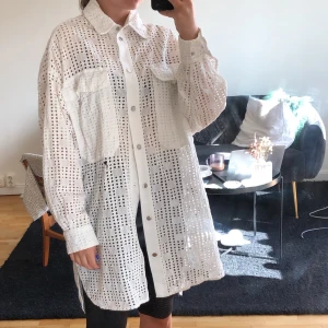 Somrig skjorta - Vit somrig större skjorta/jacka/klänning från Zara. ”Håligt”mönster. Litet hål på framsidan.