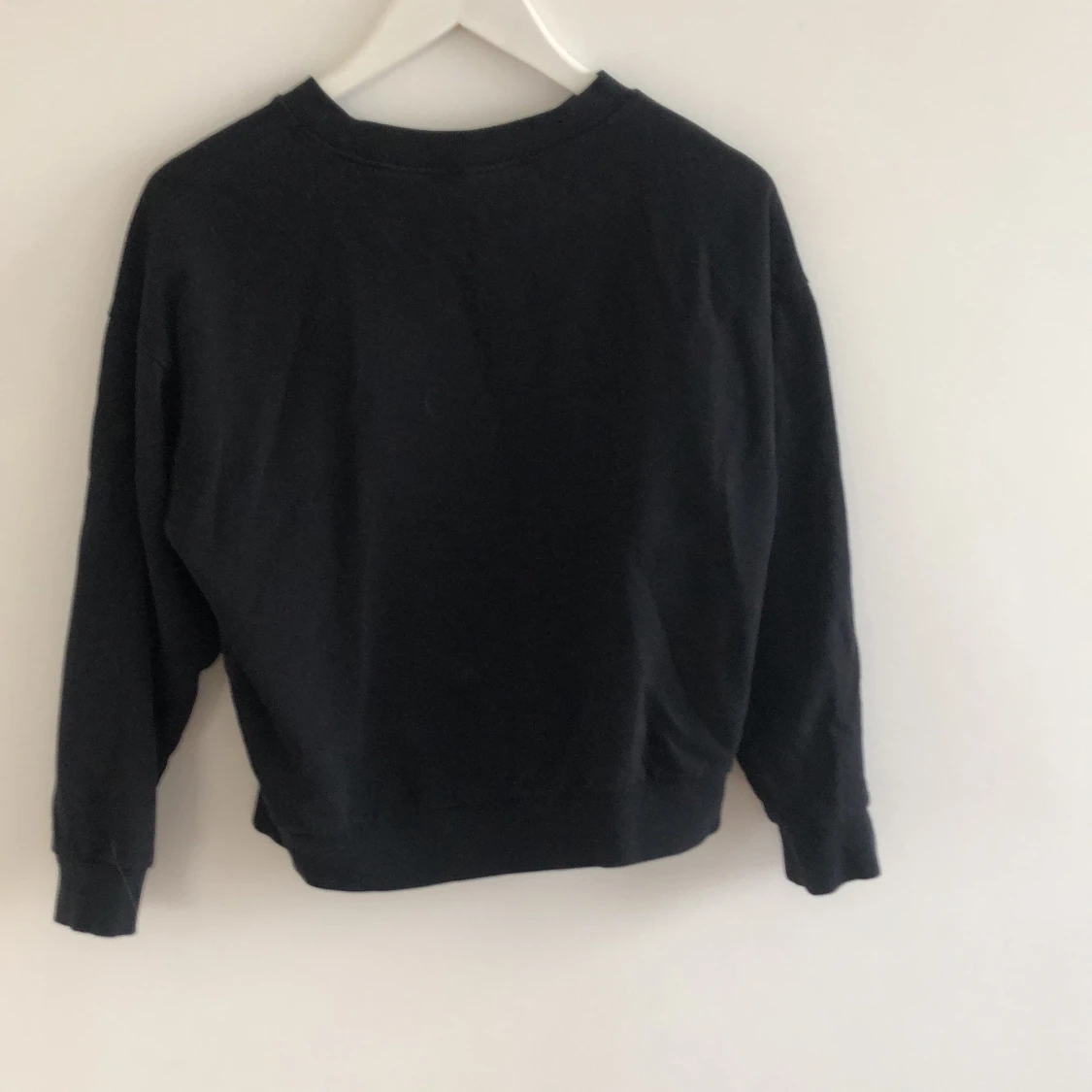 Svart tjocktröja med tryck - 90