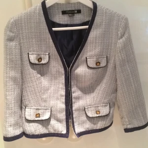  - En kort kavaj från Forever21.
Helt oanvänd pga för stor storlek.


Frakt tillkommer eller hämtas i Vasastan :)