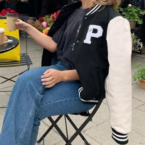 Collegejacka/varsity jacka - Budgivning! Så himla snygg collegejacka/varsity jacka!! Köpt i våras men har tyvärr fått 0 användning för den, inte använd mer än typ 2 gånger :( så den är i nyskick! Ledande bud: 650kr 🌈🌈🌈💖💖