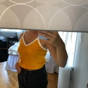 Monki - Linne från monki, gul/orange färg, superfint skick då den knappt är använd, frakt inkluderat i priset 😇