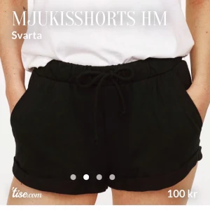 Mjukisshorts hm  - Ett par svarta mjukisshorts från hm i storlek xs, fint skick och sparsamt använda. Frakt ingår i priset 🦋
