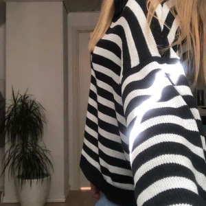 Randig tröja💗 - Fin svart och vitrandig tröja. Storlek XS