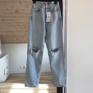 90s Highwaist Jeans  - Säljer dessa superpopulära och slutsålda 90s highwaist jeans från Gina Tricot i stl 34! Helt oanvända (lappen sitter kvar), buda privat eller i kommentarerna!! avslutas onsdag kväll kl 19<3  HÖGSTA BUDET: 750