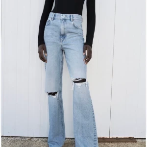 Snygga jeans från zara - Säljer ett par helt oanvända jeans från Zara. Liknar jeansen från Gina tricot. Jeansen är i storlek 36 och är långa på mig som är 176cm så det är perfekt för de som är lite längre!! Startbud är 400kr + frakt.        Högsta bud - 420kr + frakt 