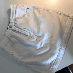 Vit jeanskjol - Vit jeanskjol i fint skick. Från Zalando 
