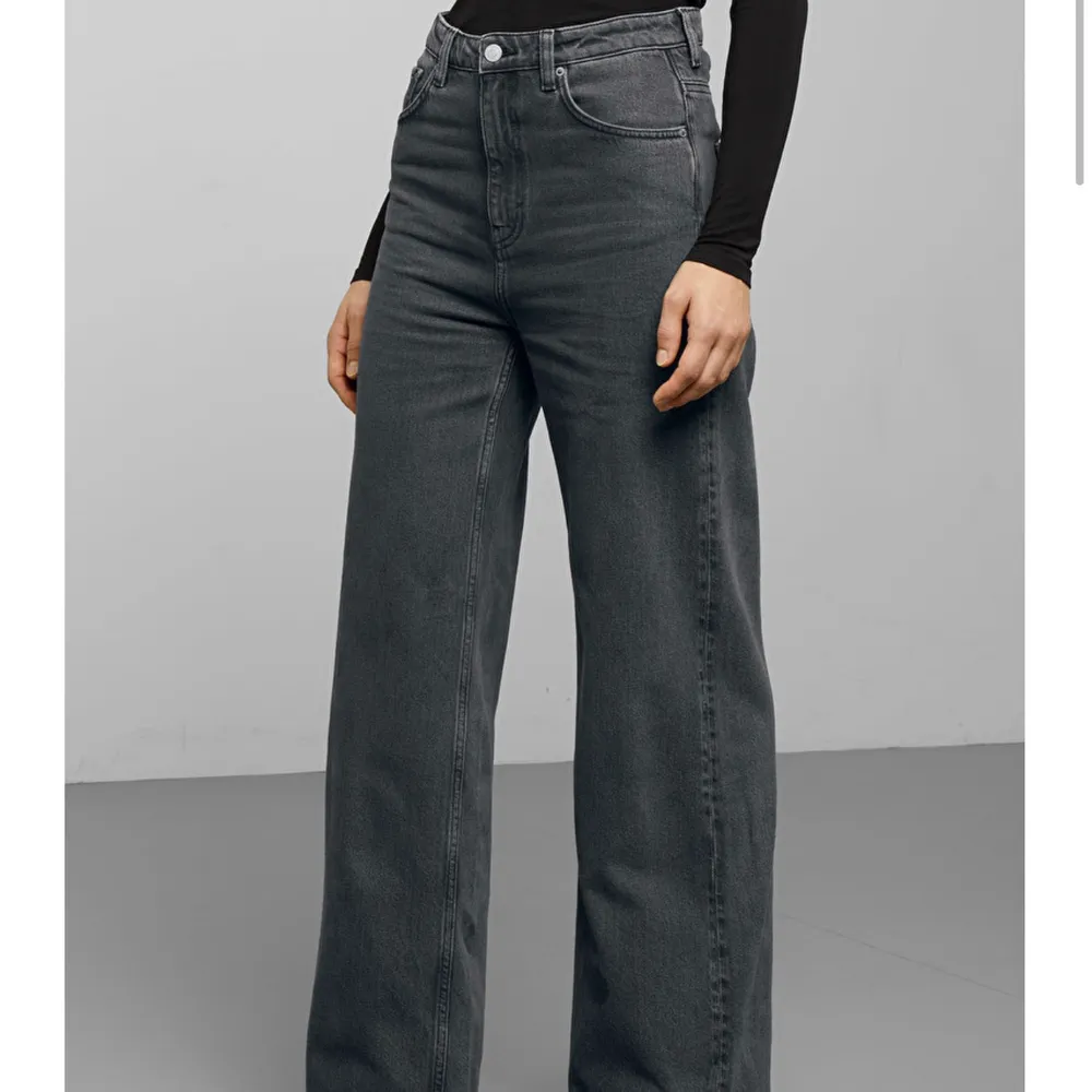 Säljer nu dessa vida jeans från Weekday. Andvända ett par gånger. Nypris är 500kr, köparen står för frakten😋 BUD JUST NU PÅ 200kr ex frakt!. Jeans & Byxor.