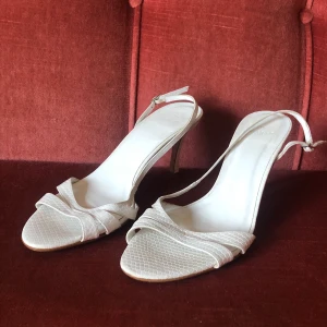 Sandaletter - Superfina sandaletter från Zara! Köpta second hand, superfint skick - ser ut att vara använda ett fåtal gånger. Frakt 60kr (spårbar!)