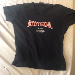 Mörkblå riot girl tröja - Nåt till min navel (är 160), bra skick, använd ett tag