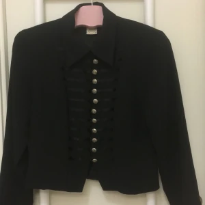 EXLUSIV KAVAJ  - OSCAR BLOUSES OF SWEDEN Strl: 38 sparsamt använd, i nyskick 👍🏼😁 svart m sidendetaljer bredvid knapparna figursydd.