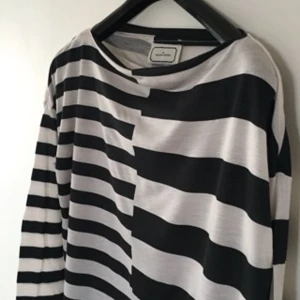  - Jättefin randig top från Malene Birger. 
Storlek xs men sitter öven fint om du är en s.
