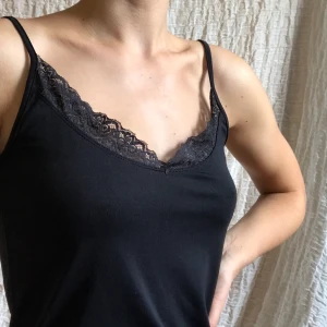 Slipdress - Svart slipdress🖤 Har justerbara band. Frakt på 44 kr tilkommer🥰