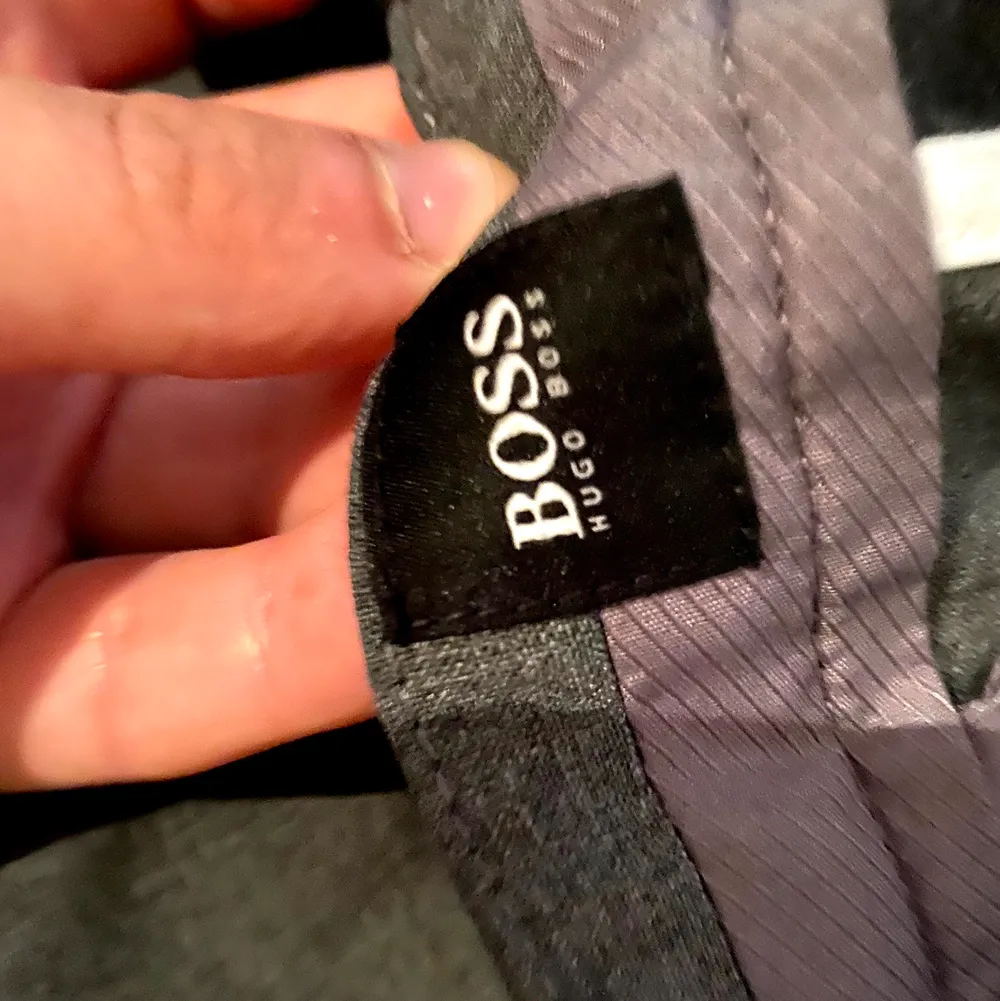 Hugo Boss byxor,storlek 52,andvända en gång  Kostar  egentligen 1000kr. Jeans & Byxor.