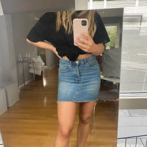 Blå jeanskjol - Jeanskjol från Gina tricot🌸Supersnygg passform och väldigt stretchig. Priset ligger på 55 + 63 frakt