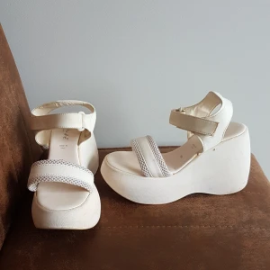 Bekväma unika platåskor, stl 36 - Ett par bekväma, unika platåskor i stl. 36 à la 90-tal. Prissänkt från 800. Använt skick. De har lite slitage & missfärgningar på platåsulan. Pris INKL FRAKT (spårbart). Först till kvarn.