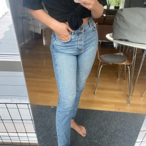 Momjeans - Blåa trendiga momjeans🦋 Skitsnygg passform. Pris 250 frakt inkluderat i priset🌸