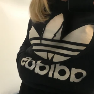 Adidas hoodie  - Säljer denna mysiga Adidas hoodie som är använd men fortfarande i okej skick! Storlek M 
