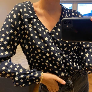 Skjorta  - Säljer min fina skjorta från zara i storlek S. Den har knytning där nere fram som jag stoppar in då det ser ut som på bild 1. Hör av er om ni är intresserade💞