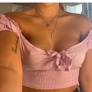 Fin topp!  - Fin topp med knytning fram. Säljer pga att jag inte använder. Frakt är inkluderat 