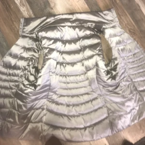 The north face. Bättre pris vid snabbare affär - Väst storlek large. Lyser när det kommer ljus på den. Är i storlek large men är som storlek medium. Är 184 väger ca 80kg å den passar perfekt. Köpt i usa och har använt den ca 3 gngr. Säljer eftersom att jag har en annan väst. Dena väst är för både killar och tjejer. Nypris ligger mellan 1500-2400kr