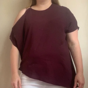 T-shirt med en öppen axel - Vinröd enkel t-dörr med en öppenaxel från only