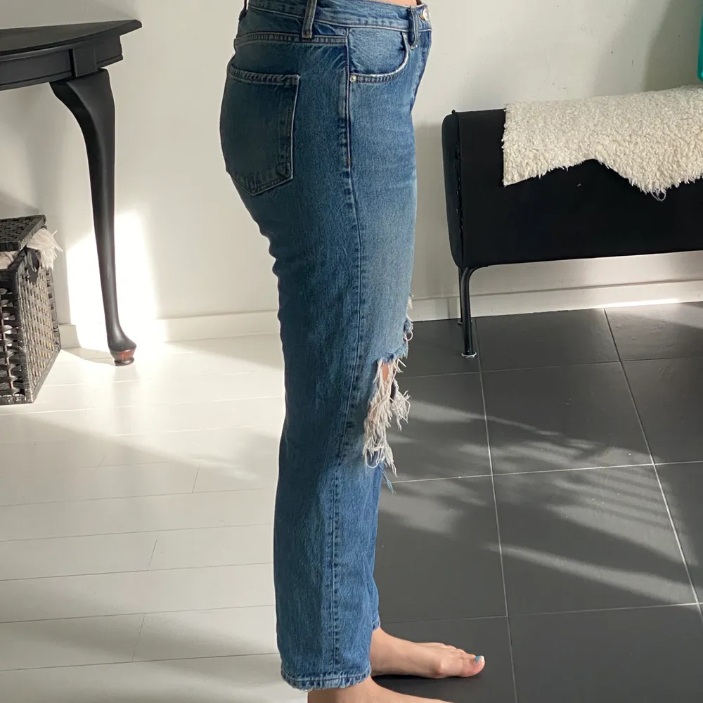 snygga mom jeans med hål på knäna från gina tricot. säljer eftersom de inte riktigt passar min stil längre. frakt tillkommer💕. Jeans & Byxor.