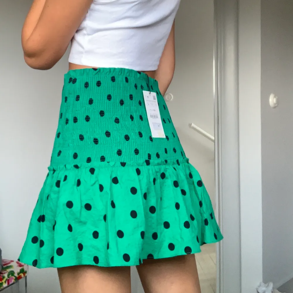 Säljer denna gröna kjol från Zara i storlek L. Jag är vanligtvis S/M och den sitter perfekt. Den har tyvärr inte kommit till användning och prislappen sitter kvar. Betalning sker via Swish och köparen står för frakten. Hör av dig om du är intresserad!💕. Kjolar.