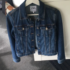 Jeansjacka  - säljer min jeansjacka för att den är liten på mig och den är inte längre min typ. Har bara använt den två-tre gånger. Äkta priset är 400kr. Om ni har några frågor så ni kan gärna fråga❤️ 
