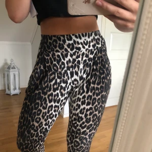 Leopard mjukis  - Säljer dessa då jag tröttnat. Jätte skönt material, har vart mina favoriter en gång i tiden. Har haft dom liggandes i garderoben i flera år. Har inte växt ur dom, skulle säga dom passar XS till M kanske till o med L.  Inte slitna! Det är 2 stora fickor på vardera sida ben, det är resor längst ner vid smalbenen. 👄💗