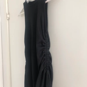 Zara klänning - Klänning från Zara med slits. Nypris 229kr.