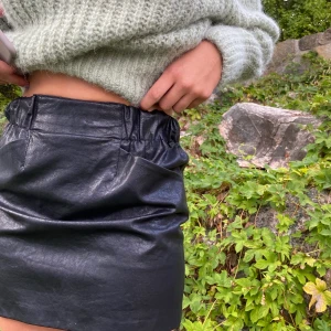 Skinnkjol - Svart skinnkjol från Zara💓 Bra skick! Säljer pga kommer inte till användning😴 Har en likadan i vinröd också. Strl xs. Frakt ingår inte.